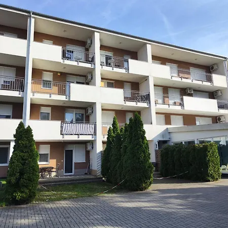 Plazs Wellnes Apartment *